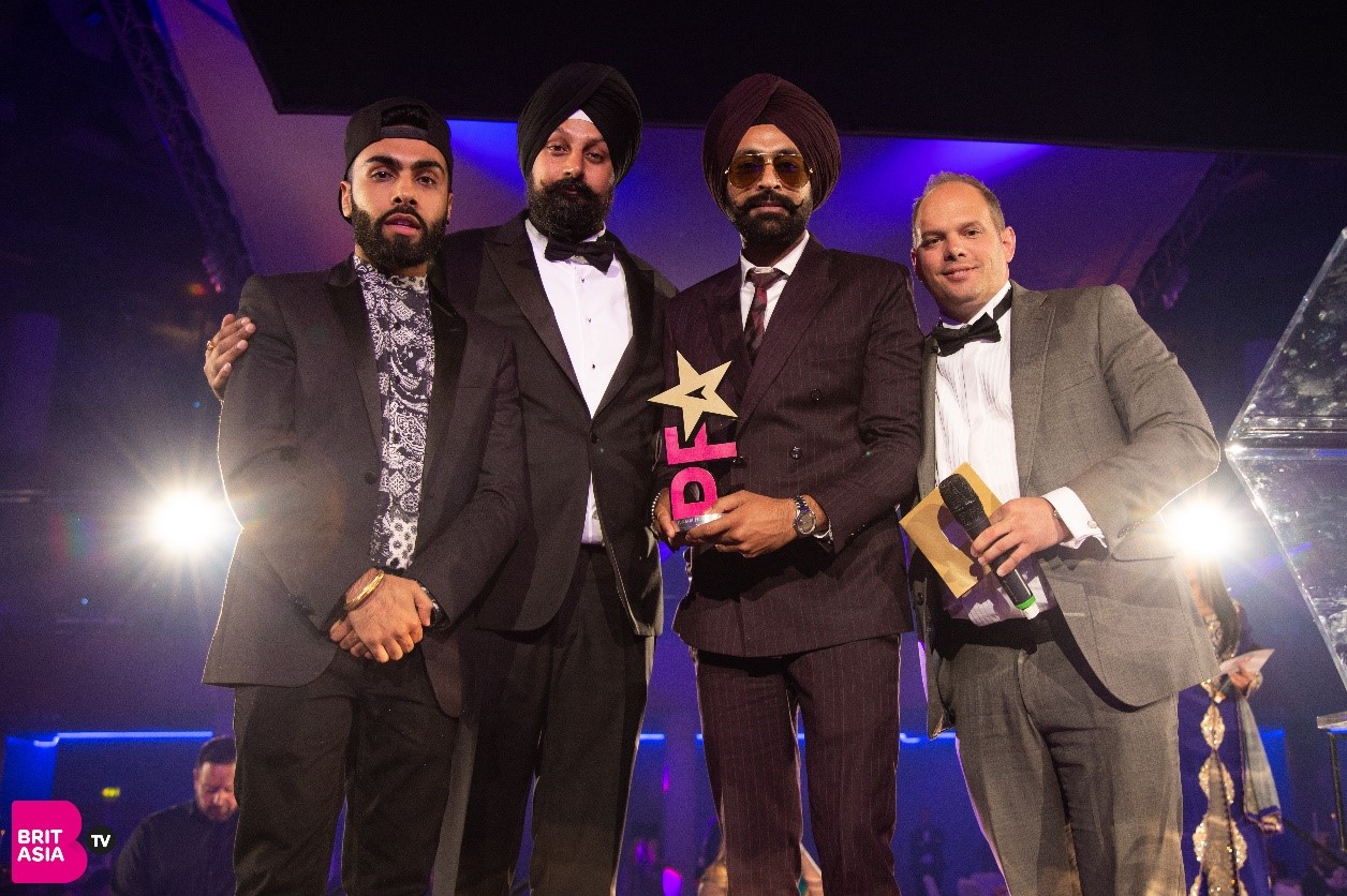 Tarsem Jessar collects his award for Best Debut Performance from British Asian star Raxstar, CEO of BritAsia TV, Tony Shergill and sponsor 8 Outdoor Media