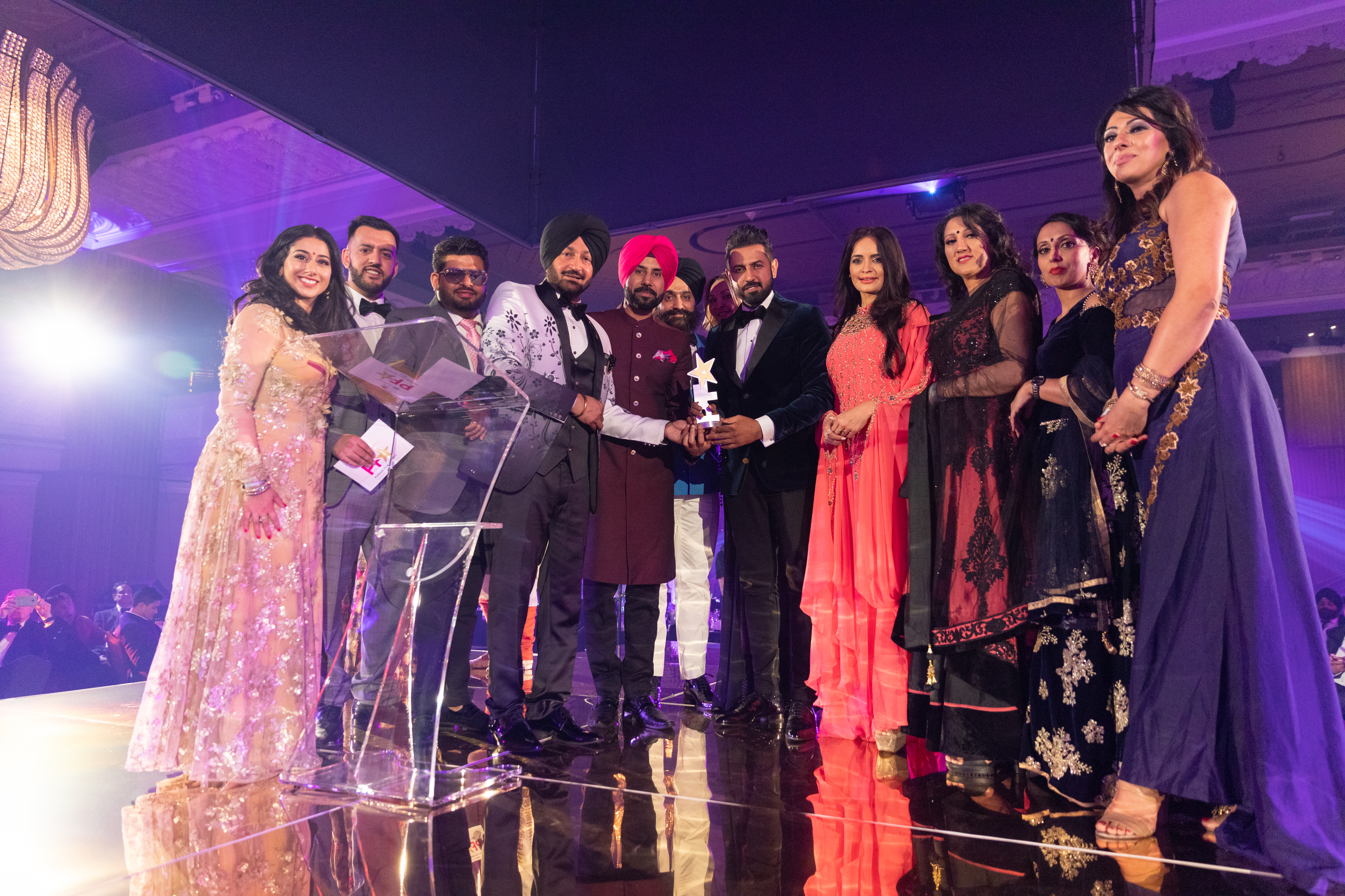 'Carry on Jatta 2' cast Gippy Grewal and Binnu Dhillon pick up the award for Best Film